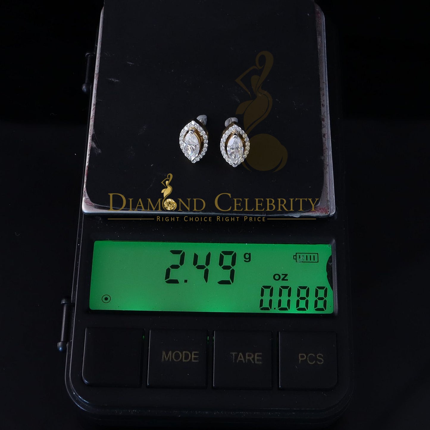 DiamondCelebritees Men's/Women's 925 Silver Yellow 2.50 ct VVS 'D' Moissanite Stud Earrings